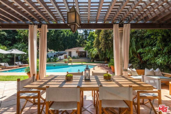 Không gian ăn uống dưới hiên nhà trang nhã, thanh lịch. Những nội thất ở đây đơn giản nhưng được bài trí tinh tế.