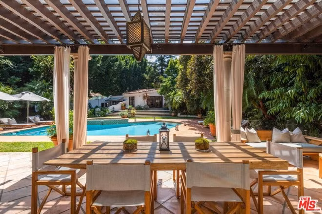 Không gian ăn uống dưới hiên nhà trang nhã, thanh lịch. Những nội thất ở đây đơn giản nhưng được bài trí tinh tế.