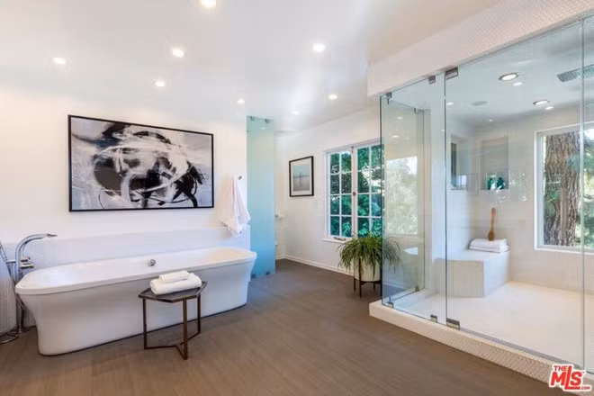 Phòng tắm chính rộng rãi, sáng sủa, được trang bị đầy đủ tiện nghi thiết yếu và được chia thành các khu vực khác nhau.