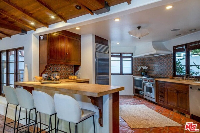 Nhà bếp rộng rãi, mang phong cách cởi mở, được trang bị hàng loạt công cụ nấu nướng hiện đại, cao cấp.