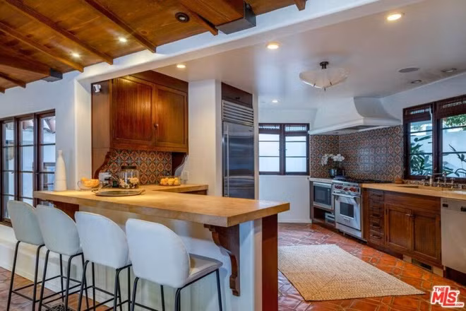 Nhà bếp rộng rãi, mang phong cách cởi mở, được trang bị hàng loạt công cụ nấu nướng hiện đại, cao cấp.