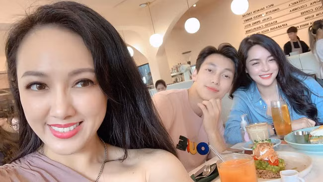 BTV Hoai Anh voi nhan sac can dep dan em kem 12 tuoi