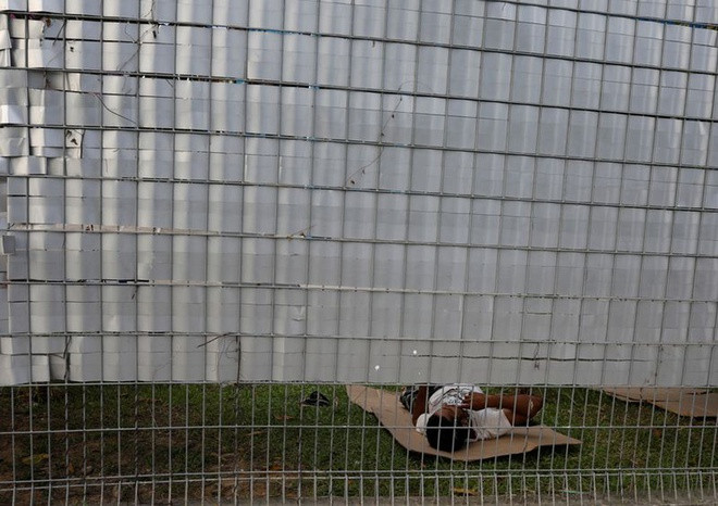 Trong quá trình đợi kết quả, anh bị đưa vào một cơ sở cách ly bên ngoài khu nhà tập thể. Các khu cách ly tạm thời này hết sức tạm bợ. Ảnh: Capepreton.