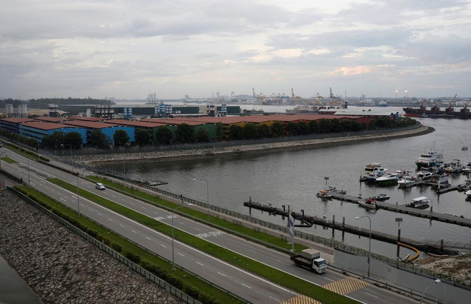 Khu S11 nhìn từ xa, tổng cộng đã có 19 khu nhà tương tự bị cách ly theo thông báo từ chính phủ nước này, gây ảnh hưởng tới cuộc sống của hàng chục nghìn lao động. Ảnh: Reuters.