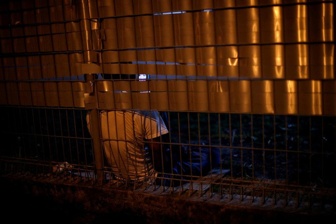 Nayem Ahmed, một công nhân xây dựng đến từ Bangladesh, đã bị lây nhiễm COVID-19 sau khi một người cùng phòng với anh đã nhiễm bệnh. Ngay khi thông báo với nhân viên y tế khu nhà, anh đã được xét nghiệm. Ảnh: Capepreton.