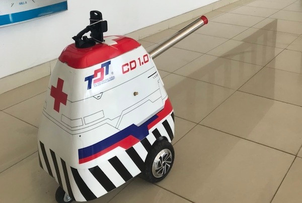 Trường ĐH lắp ráp robot khử khuẩn chống COVID-19 ảnh 2