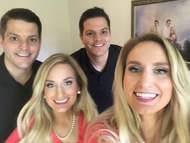 Chi em song sinh cuoi chong sinh doi, mang thai cung thoi diem-Hinh-3