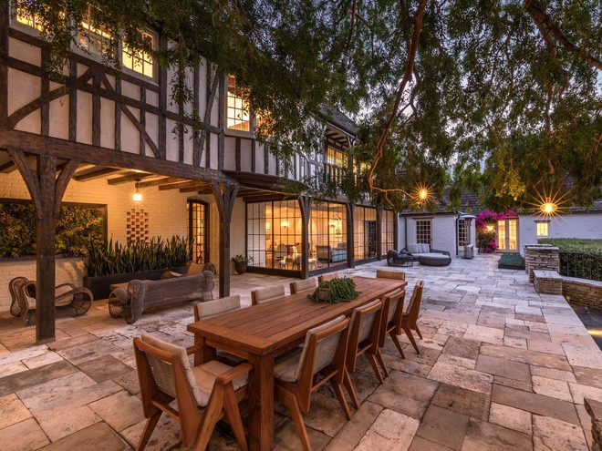 Không gian ngoài trời còn có khu tổ chức tiệc nướng, các buổi liên hoan nhỏ cùng bạn bè. Ảnh: Business Insider.