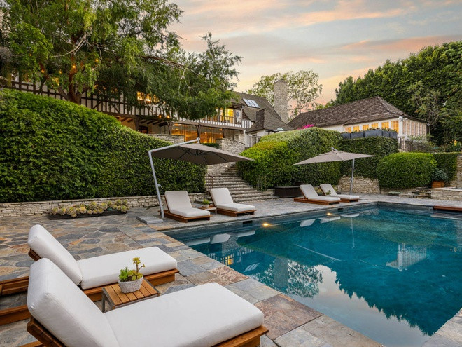 Khu vực hồ bơi được thiết kế độc lập ngoài trời, có hàng rào cây xanh xung quanh để đảm bảo riêng tư. Ảnh: Business Insider.