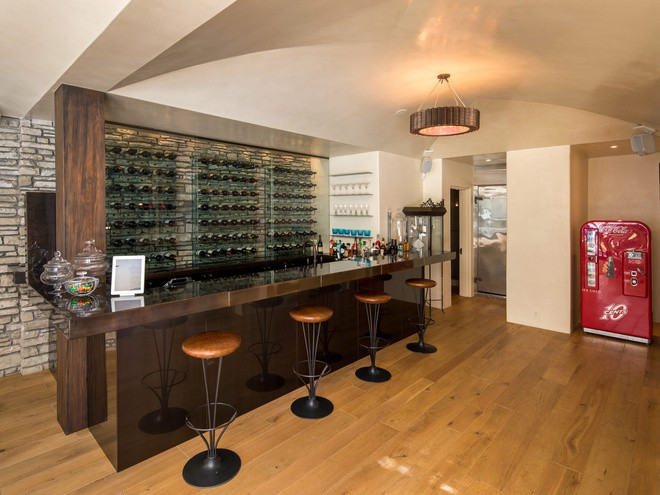 Quầy bar của biệt thự có sàn gỗ được lấy từ một lâu đài Pháp 200 năm tuổi. Ảnh: Business Insider.