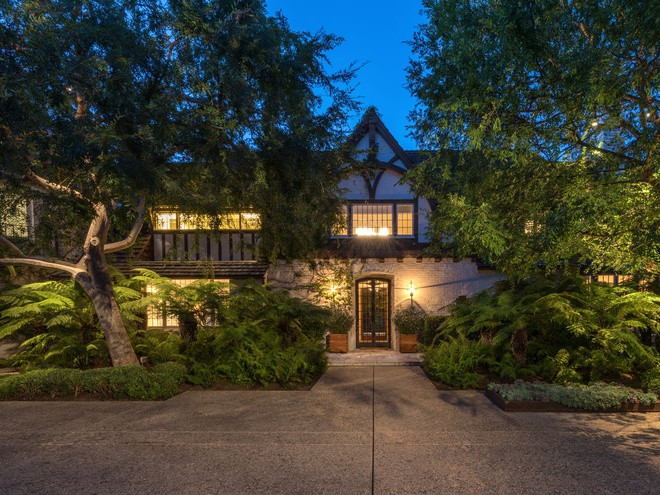 Ngôi nhà được xây dựng những năm 1930 bởi kiến trúc sư Wallace Neff và thuộc sở hữu của vợ chồng cựu diễn viên Fredric March và Florence Eldridge. Ảnh: Business Insider.