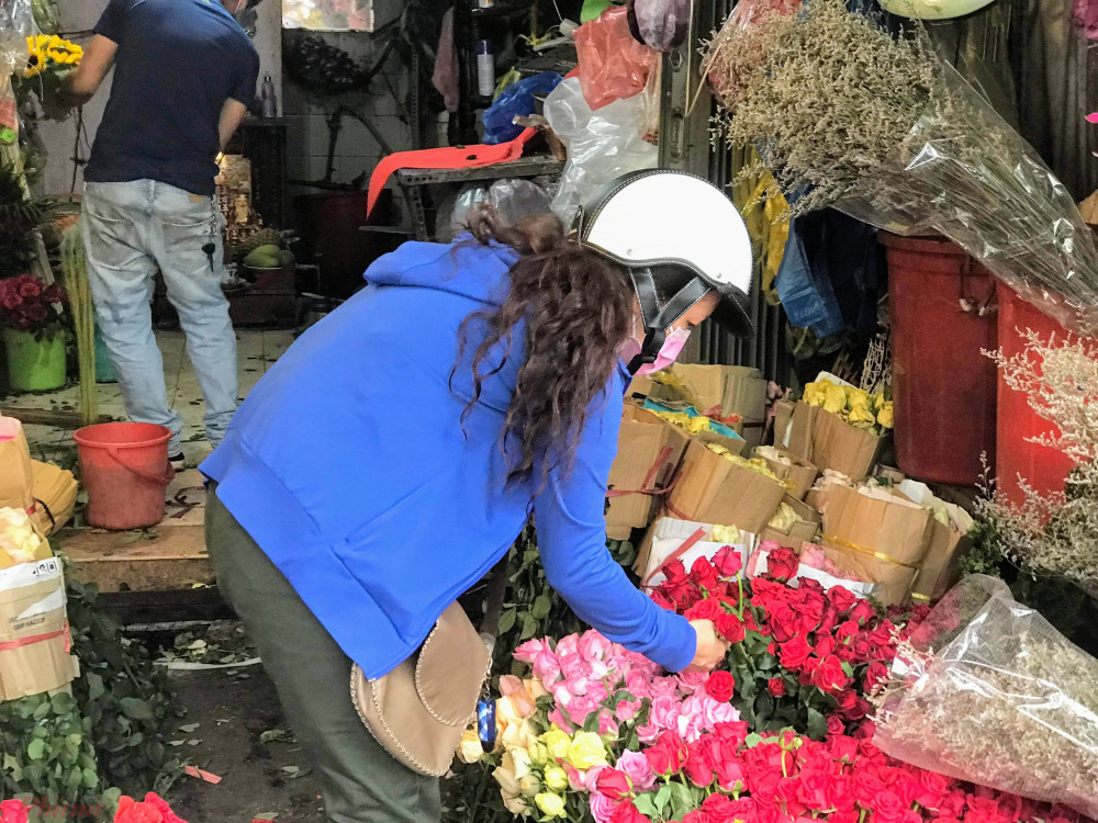 Hiện hoa hồng tại vỉa hè có giá 50.000 đồng/50 bông. Theo những người bán hoa, do hoa ở Đà Lạt đang nhiều mà trong mùa dịch ít người mua nên buộc các thương lái, nhà vườn phải “đánh” về TPHCM bán tháo. Đặc thù của hoa là sáng bán không hết tối thành rác… nên buộc người bán lề đường phải xả rẻ, bán như cho.