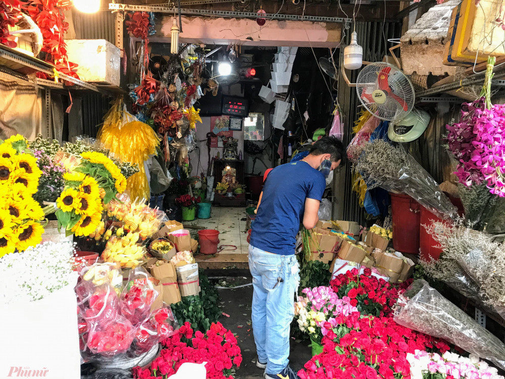 Cũng theo chị Hạnh, sức mua hiện giảm 60-70% so với ngày thường, có ngày cũng có khá đơn hàng, có ngày lỗ vài triệu đồng vì “sáng hoa, chiều rác”.