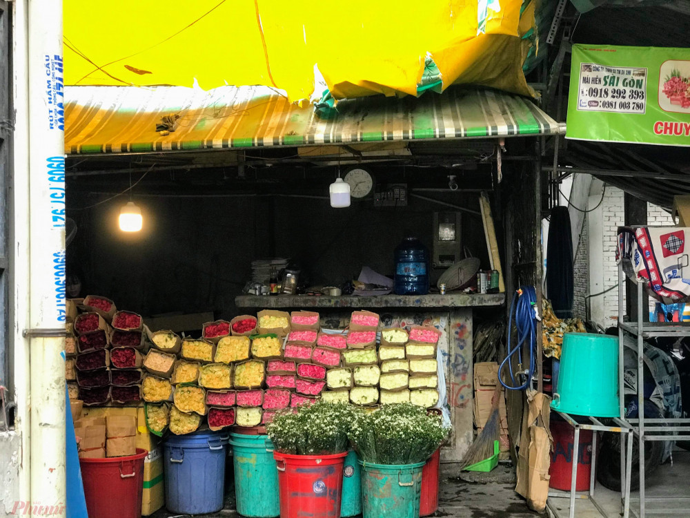 Một thương nhân khác tại chợ hoa Hồ Thị Kỷ thì cho rằng, hiện hoa hồng ở Đà Lạt đang rẻ không chỉ do mùa dịch ít người mua mà còn là thời tiết đang vào hè, ấm hơn nên hoa hồng sớm ra hoa, hoa nhiều.