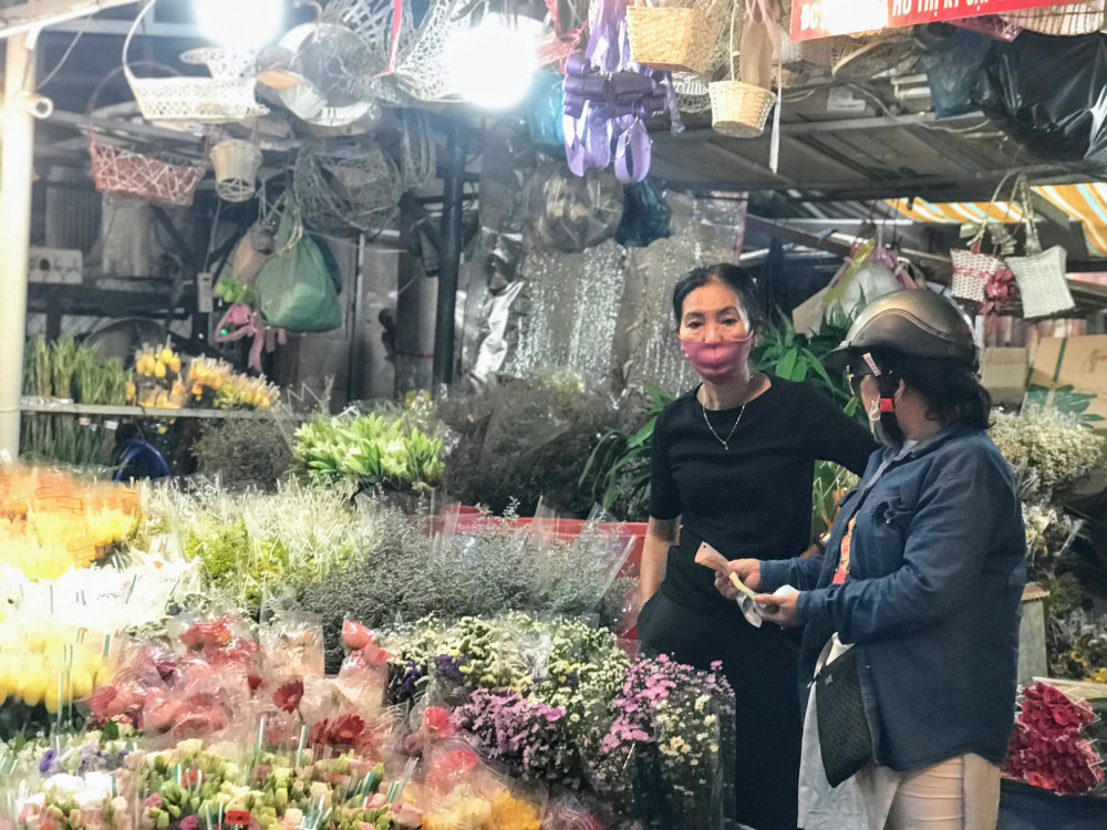 Cũng theo thương nhân này, từ thời điểm dịch bệnh buôn bán hoa ế ẩm hẳn, có shop phải đóng cửa tạm nghỉ bán, sang sạp.