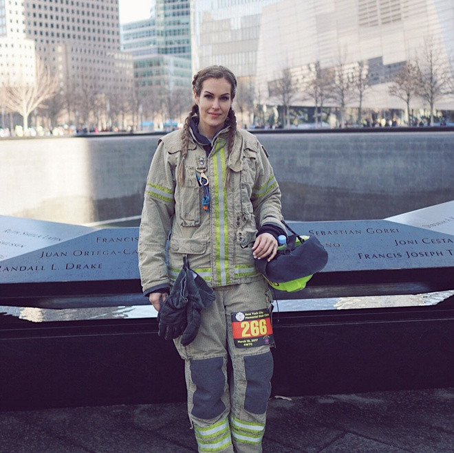  Gunn Narten từng được mệnh danh nữ nhân viên cứu hỏa gợi cảm nhất thế giới. Cô thu hút hàng trăm nghìn người theo dõi tại trang cá nhân nhờ ngoại hình xinh đẹp, vóc dáng khỏe khoắn, tính cách mạnh mẽ. Cô hiện là nhân viên thuộc đội cứu hỏa Stavanger, Na Uy.