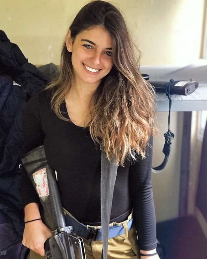 Loạt hình ảnh cô nàng xinh đẹp trong bộ quân phục thu hút sự chú ý suốt thời gian người đẹp 22 tuổi phục vụ trong quân ngũ. Xuất thân là người mẫu song Noa luôn được đánh giá cao trong việc tập luyện, hoàn thành tốt các khóa huấn luyện. Điểm cộng giúp công chúng nhớ đến Noa là nụ cười tươi tắn, đầy sức sống. Dân mạng không khỏi tiếc nuối khi biết hot girl quân đội đã có bạn trai.