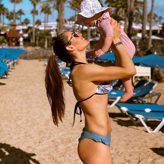 Hiện nữ nhân viên cứu hỏa Na Uy đã là mẹ của một con gái nhỏ. Dù công việc bận rộn, cô vẫn dành thời gian cho gia đình, cùng chồng con đi du lịch đó đây và ghi lại những khoảnh khắc hạnh phúc.