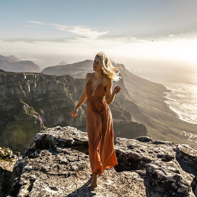 Vẻ ngoài nổi bật mang lại sự nổi tiếng nhưng cũng khiến cảnh sát 8X gặp không ít rắc rối trong công việc. Cấp trên của Koleszar từng phàn nàn về việc cô được quá nhiều người quan tâm trên mạng. Cô được yêu cầu hạn chế đăng ảnh lên trang cá nhân hoặc nên cân nhắc việc từ bỏ nghề cảnh sát.