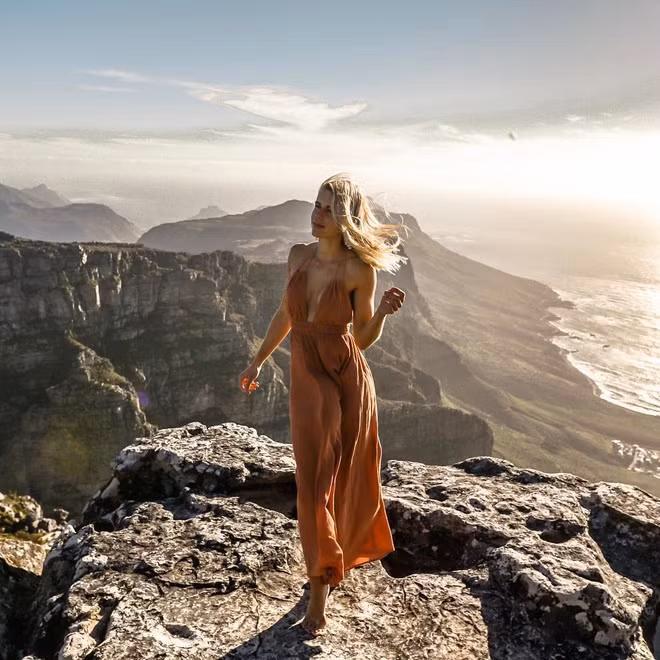 Vẻ ngoài nổi bật mang lại sự nổi tiếng nhưng cũng khiến cảnh sát 8X gặp không ít rắc rối trong công việc. Cấp trên của Koleszar từng phàn nàn về việc cô được quá nhiều người quan tâm trên mạng. Cô được yêu cầu hạn chế đăng ảnh lên trang cá nhân hoặc nên cân nhắc việc từ bỏ nghề cảnh sát.