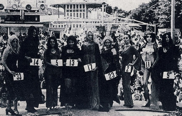 Vào năm 1970, cuộc thi Miss American Vampire diễn ra tại nước Mỹ như một công cụ quảng cáo cho bộ phim kinh dị dài tập House of Dark Shadows. Các cô gái, từ 18 đến 25 tuổi, trang điểm theo phong cách ma cà rồng với những nét độc đáo riêng. Khả năng biểu diễn cũng rất quan trọng vì người chiến thắng sẽ được xuất hiện một tuần trong chương trình truyền hình Dark Shadows. Ảnh: Dark Shadows in the Press.