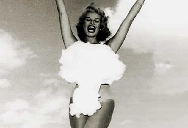 Trong những năm 1950, sự phát triển của bom nguyên tử thu hút sự chú ý của nhiều người dân Mỹ, đặc biệt là ở Las Vegas. Các cuộc thi sắc đẹp liên quan bom nguyên tử Miss Atomic đã trở nên phổ biến. Candyce King, người từng chiến thắng trong cuộc thi như vậy, đã nhận được túi nấm nặng 4,5 kg, tượng trưng cho đám mây hình nấm. Ảnh: Conelrad.