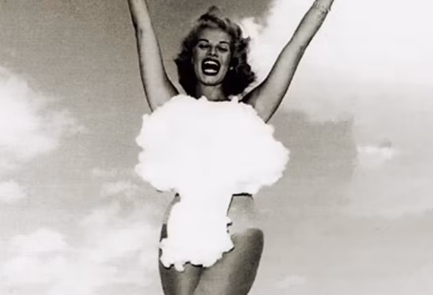 Trong những năm 1950, sự phát triển của bom nguyên tử thu hút sự chú ý của nhiều người dân Mỹ, đặc biệt là ở Las Vegas. Các cuộc thi sắc đẹp liên quan bom nguyên tử Miss Atomic đã trở nên phổ biến. Candyce King, người từng chiến thắng trong cuộc thi như vậy, đã nhận được túi nấm nặng 4,5 kg, tượng trưng cho đám mây hình nấm. Ảnh: Conelrad.