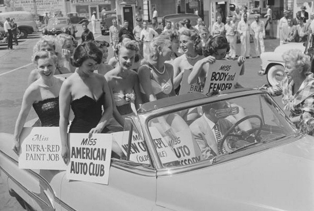 Muller Bros ở Los Angeles, California, Mỹ, là một trong những đại lý xe hơi lớn nhất thời bấy giờ. Với ngành nghề đa dạng, cả bán lốp xe, cung cấp phụ tùng, thiết bị gia dụng, rửa xe và các quán cà phê, Muller Bros biết cách thu hút công chúng. Năm 1951, họ tổ chức cuộc thi sắc đẹp Miss Muller Bros để kỷ niệm chiếc xe thứ 3 triệu tại tiệm rửa của họ. Cuộc thi này thu hút đông người tham dự và Allan Grant, nhiếp ảnh gia tạp chí Life, đã ghi lại sự kiện này. Ảnh: Life.