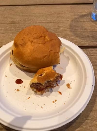 Thanh nien xui xeo dang an banh thi bi ong dot vao luoi