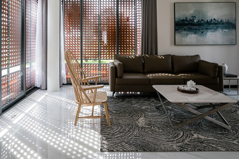 Những tấm cửa đục lỗ có tác dụng thông gió và “lọc sáng”; khi nắng chiếu vào tạo nên hiệu quả ánh sáng thú vị đầy thẩm mỹ.