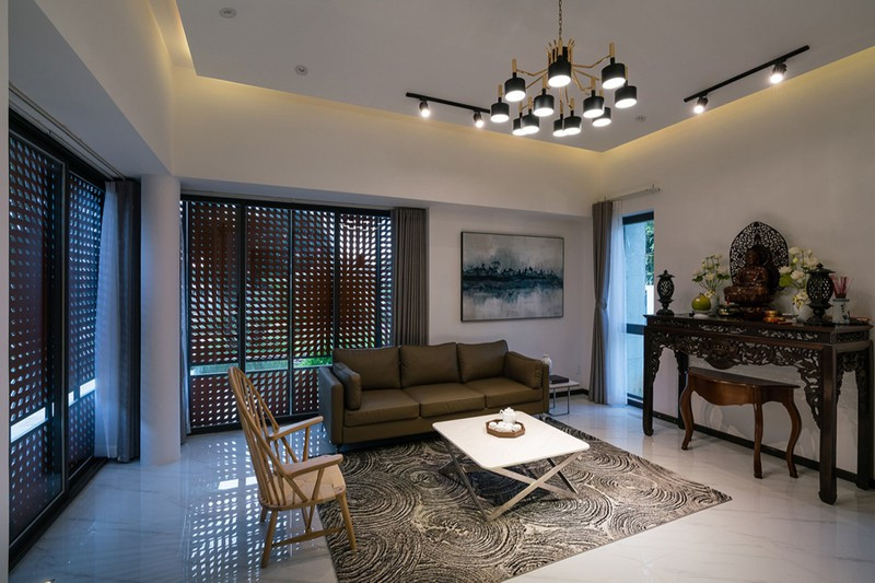 Nội thất phòng khách được thiết kế đơn giản nhưng trang trọng. Bàn thờ được đặt trong không gian này để tạo nên sự đầm ấm và gần gũi.