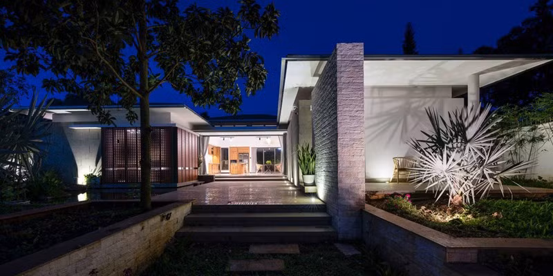 Biet thu 1 tang co ho boi xanh mat