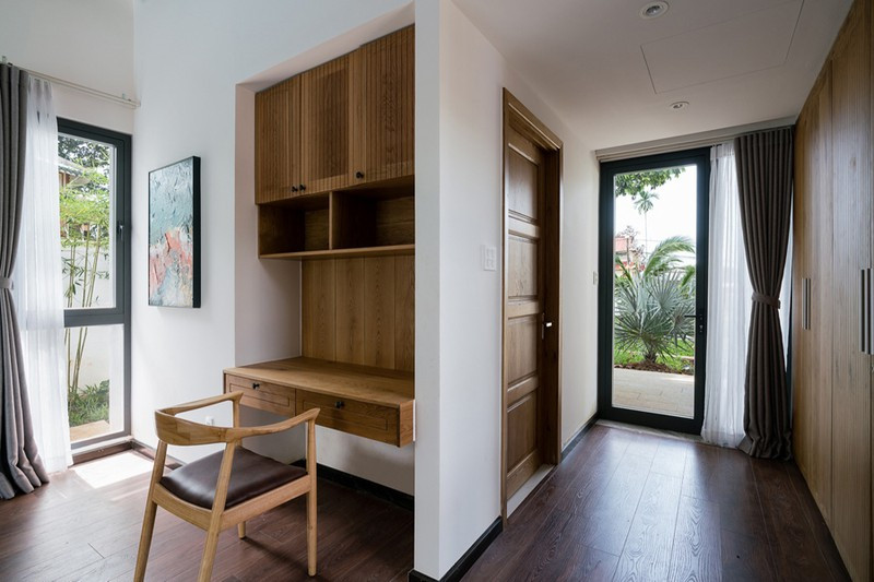 Góc làm việc trong phòng ngủ. Nơi nào cũng tràn ngập ánh sáng tự nhiên.