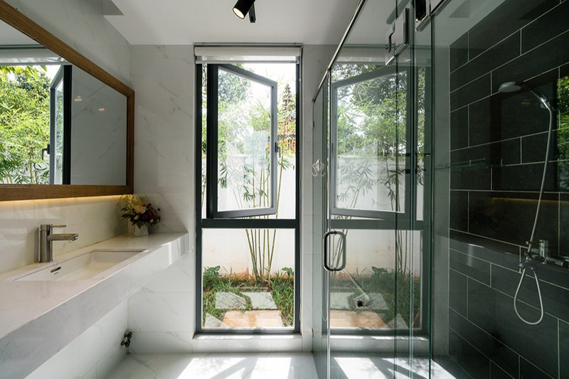 Phòng vệ sinh cũng mở ra sân vườn, luôn thoáng sáng.