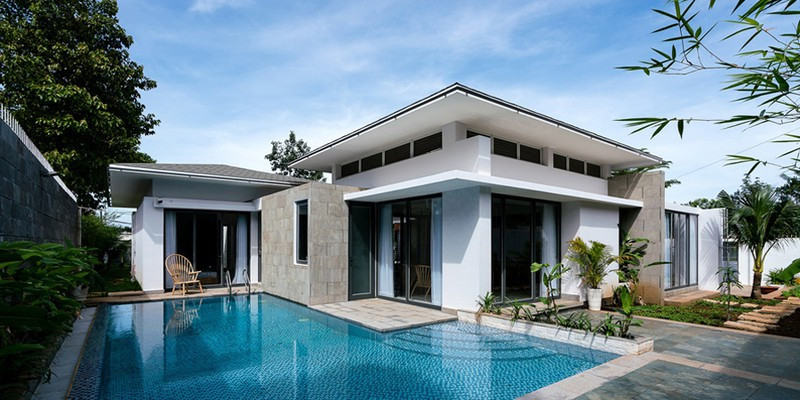 Hồ bơi nằm kín đáo phía sau, bên hông ngôi nhà, tiếp giáp với phòng ăn và phòng ngủ chính.