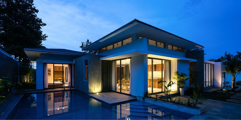 Ngôi nhà đẹp lung linh soi bóng xuống hồ nước khi lên đèn./.