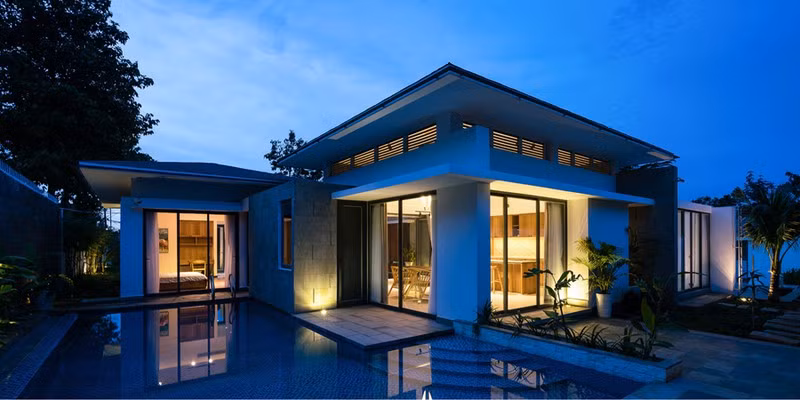 Ngôi nhà đẹp lung linh soi bóng xuống hồ nước khi lên đèn./.