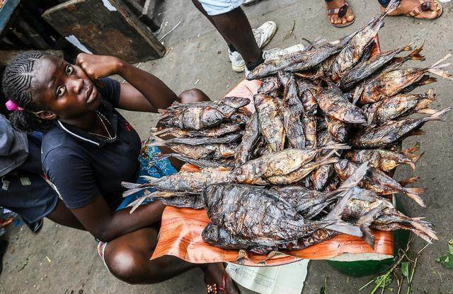 Khu cho ban hai san re hon rau con gi cung co-Hinh-4