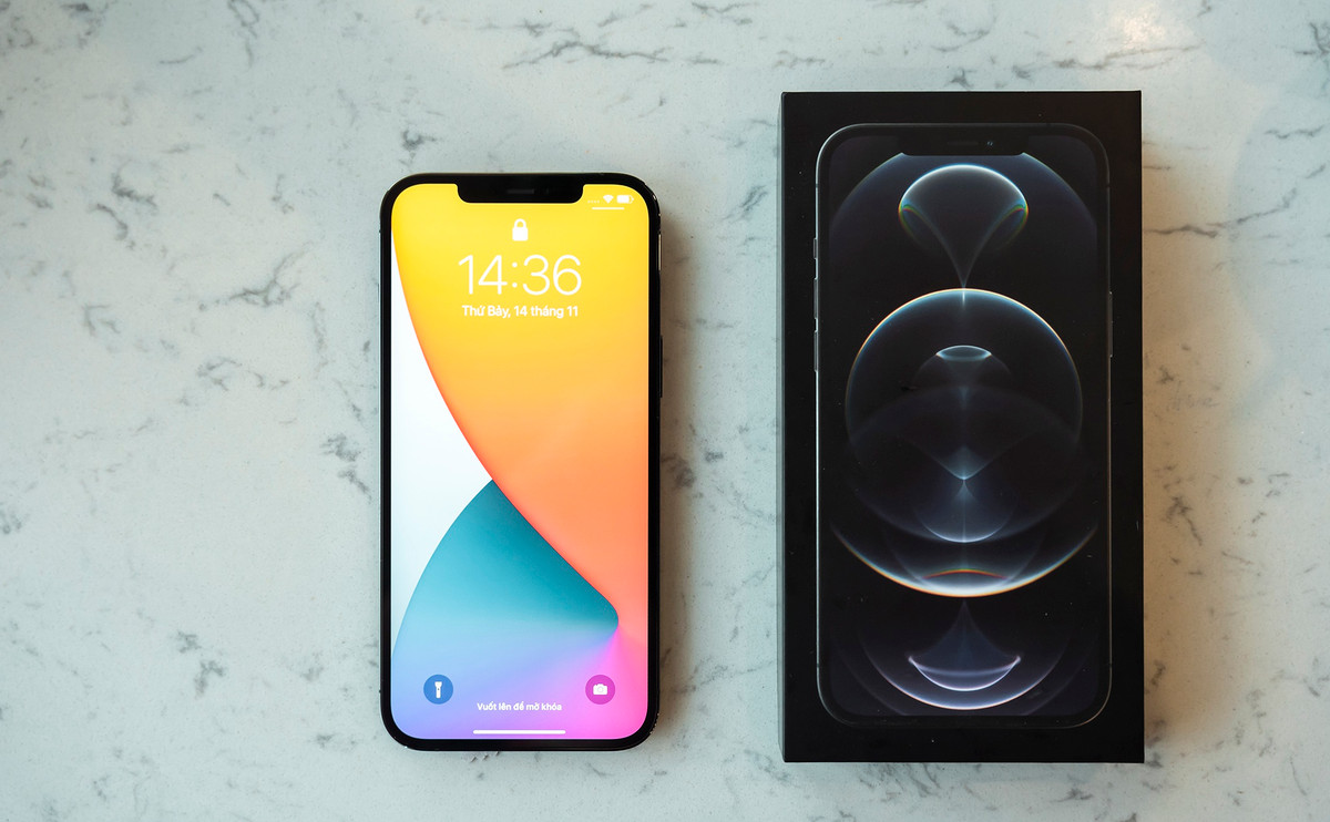 iPhone 12 Pro Max VN/A mau xanh va than chi da len ke-Hinh-2