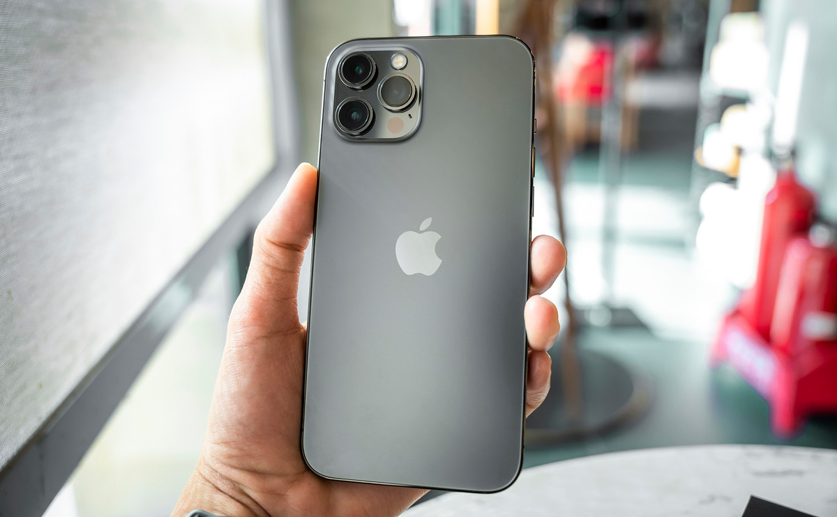 iPhone 12 Pro Max VN/A mau xanh va than chi da len ke