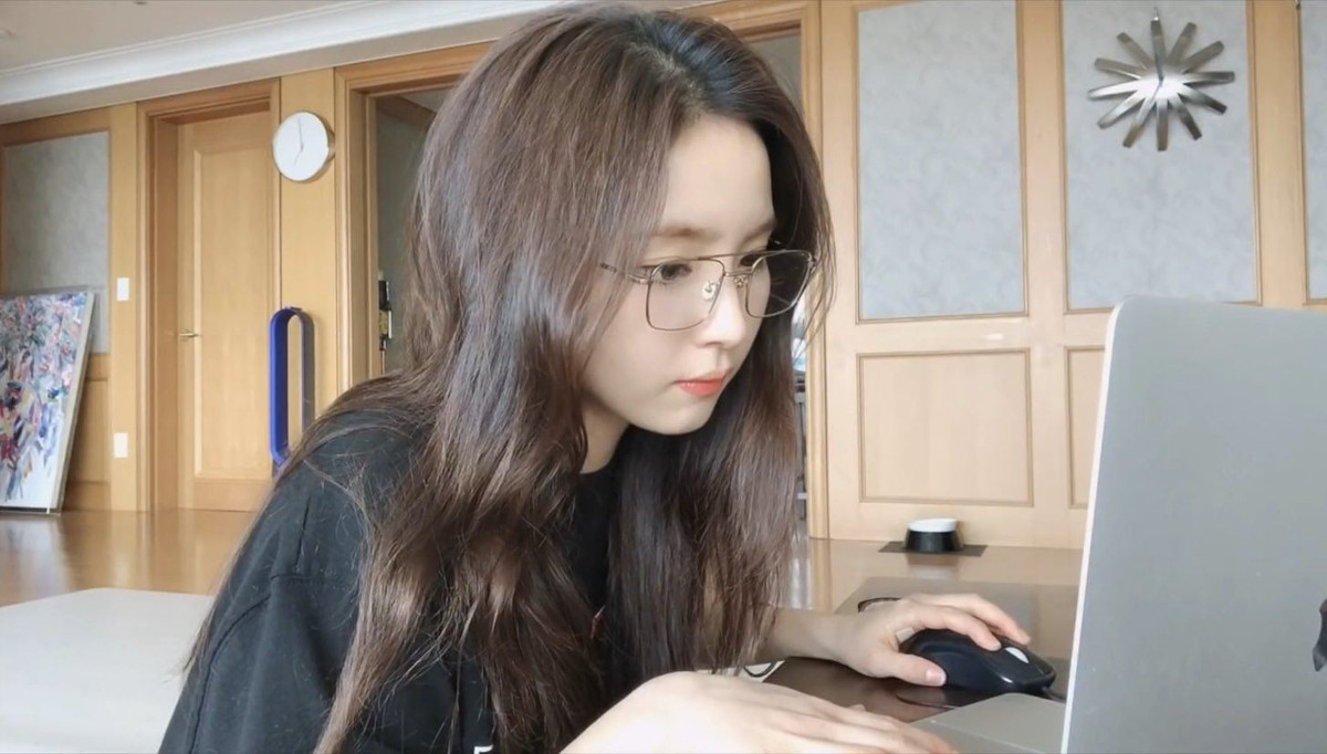 My nhan 9X Shin Se Kyung bong gay sot khi lam YouTuber-Hinh-2