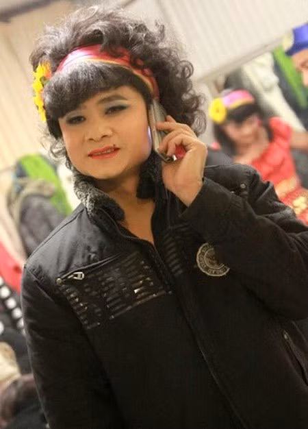 Trước đó, cũng không ít lần Tự Long khiến khán giả bất ngờ khi giả gái.