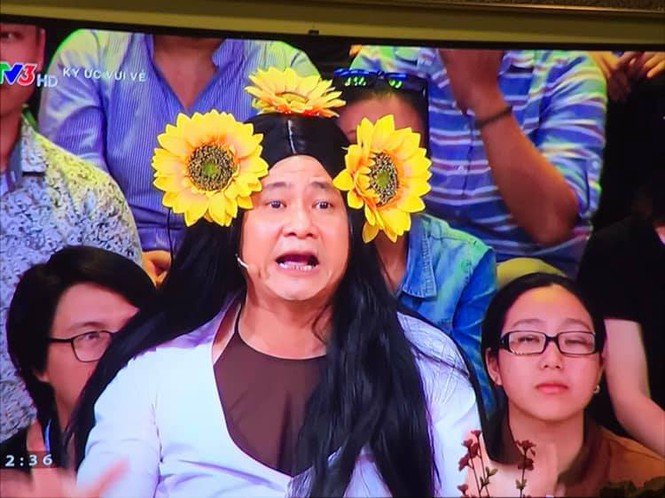 ##s###Tự Long sinh năm 1973 tại Bắc Ninh, anh được biết đến là một nghệ sĩ chèo, hài, sĩ quan quân đội, diễn viên, MC đình đám của làng giải trí phía Bắc.