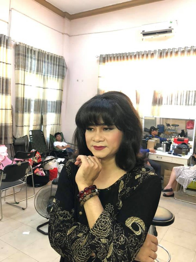 ##s###Sau khi đăng tải, những hình ảnh của Tự Long nhanh chóng nhận được gần 2.000 lượt yêu thích của các nghệ sĩ và người hâm mộ. Ở phần bình luận, trong khi diva Thanh Lam viết: “Giời ơi cô Lam” thì Xuân Bắc dí dỏm khen “Xinh quá” còn ca sĩ Long Nhật thì tếu táo bảo: “Ui chao trời đất ơi ! Đẹp quá đáng vậy em giai. Tôi bị soán ngôi giả gái rồi trời ơi ! Công Tẳng Tôn Nữ Tự Long”,…