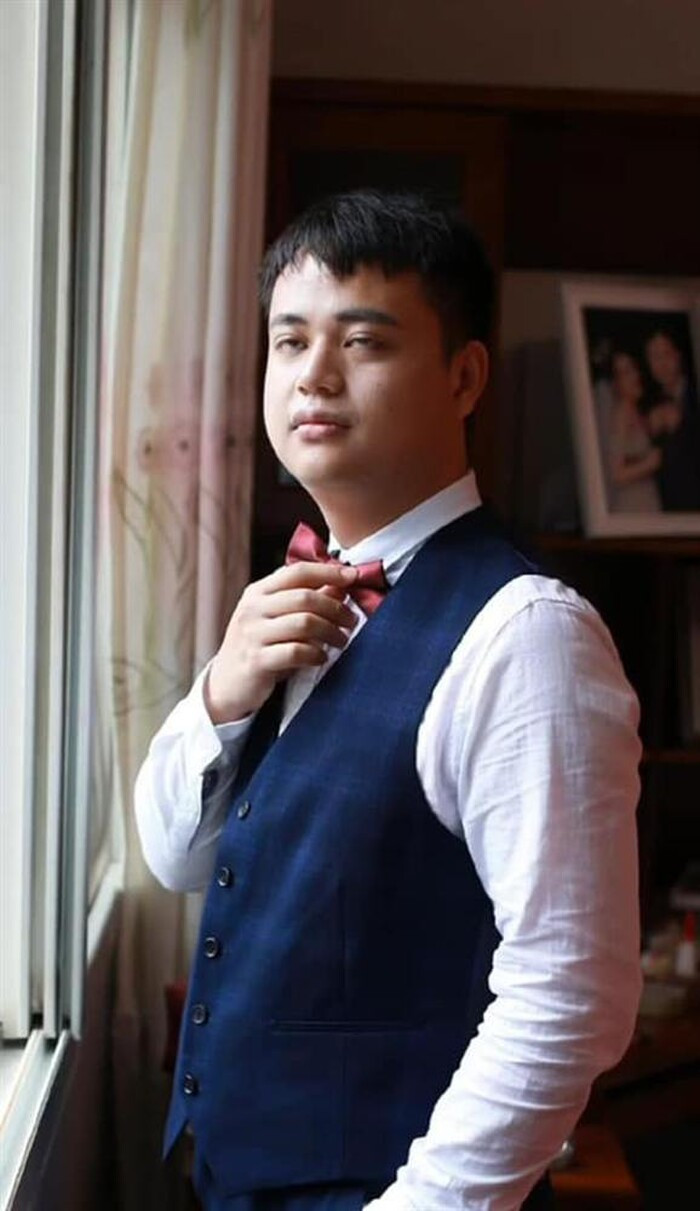 Chú rể với đôi mắt lờ đờ trong ngày vui Xem bộ ảnh, dân mạng "cười ngất" vì cô dâu chú rể bị "dìm hàng" không thương tiếc. Từ mặt méo xệch, mắt lờ đờ cho đến cười "nham nhở", không biểu cảm nào là không có. Thậm chí, có những bức nhân vật chính bị nhòe hết đi, chẳng rõ mặt bằng người đi bên cạnh.