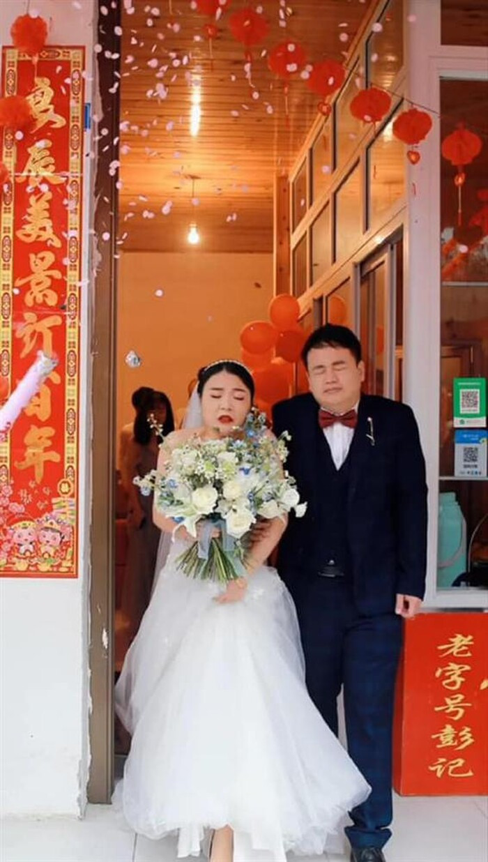 Cô dâu chú rể bị "dìm" không thương tiếc Được biết nhiếp ảnh gia được thuê không phải "tay ngang", thế nên quan viên hai họ vô cùng sửng sốt khi nhận về bộ ảnh xấu "ma chê quỷ hờn". Về sau hỏi ra mới biết, thợ chụp ảnh không ai khác chính là "tình cũ" của cô dâu. Không biết vì lí do nào khiến hai người không thể thành đôi nhưng đây có lẽ là cách "trả thù khó đỡ" nhất.