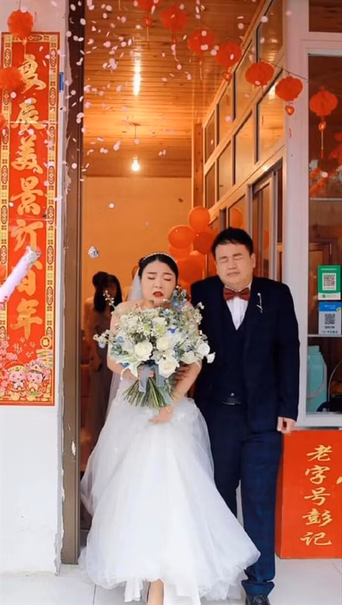 Cô dâu chú rể bị "dìm" không thương tiếc Được biết nhiếp ảnh gia được thuê không phải "tay ngang", thế nên quan viên hai họ vô cùng sửng sốt khi nhận về bộ ảnh xấu "ma chê quỷ hờn". Về sau hỏi ra mới biết, thợ chụp ảnh không ai khác chính là "tình cũ" của cô dâu. Không biết vì lí do nào khiến hai người không thể thành đôi nhưng đây có lẽ là cách "trả thù khó đỡ" nhất.