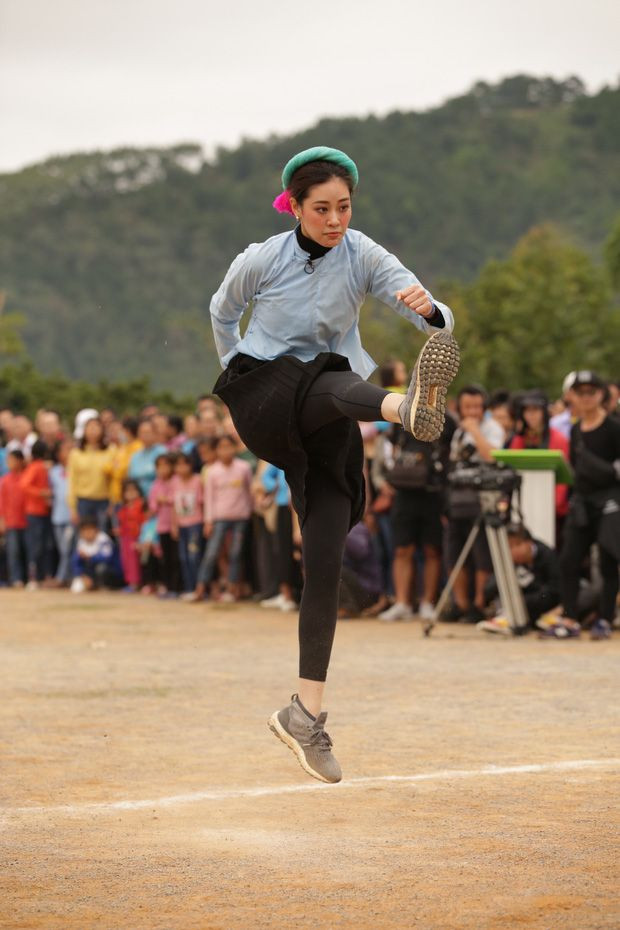 hánh Vân máu lửa không kém với cú sút chí mạng