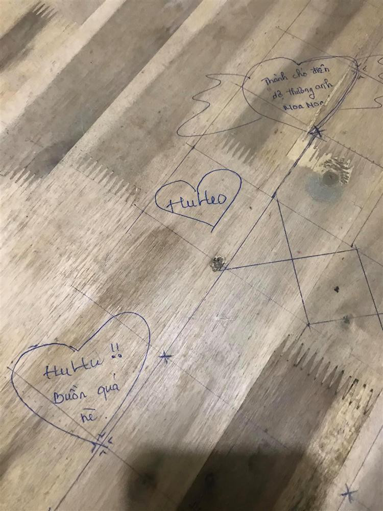 Thanh nien het hon vi loi yeu duong sen sua viet tren tuong-Hinh-6