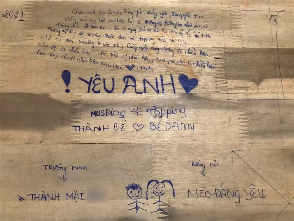 Thanh nien het hon vi loi yeu duong sen sua viet tren tuong